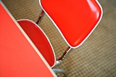 Roter Kinderstuhl und Tisch