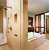 Grosszügiges Bad mit schmalem Raumteiler zwischen Badewanne und Dusche
