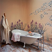 Freistehende Badewanne vor einer mit Gartenblumen bemalten Wand