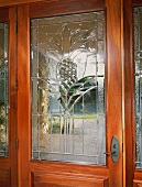 Glaseinsatz mit Ananas-Motiv in einer Holztür