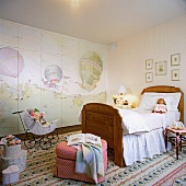 Kinderzimmer mit Kieferbett und handbemalter Einbauschrank