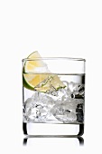 Wasser mit Limette und Eiswürfeln