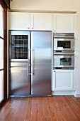 Kücheneinbauschrank im Landhausstil mit moderner Kühlschrankkombination aus Edelstahl