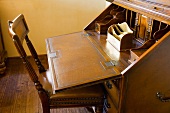 Antiker, aufgeklappter Sekretär und Stuhl mit Lederpolster