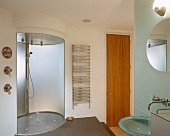 Oval geformte Dusche auf Podest in Designer Bad