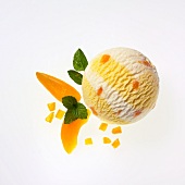 Eine Kugel Joghurt-Aprikosen-Eis, Aprikosenspalten, Zitronenmelisse