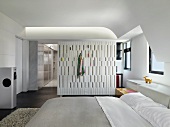 Offenes Schlafzimmer mit Ankleide im Designerstil