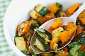 Gedünstetes Gemüse: Zucchini, Frühlingszwiebeln, orangefarbene Paprika (Close Up)
