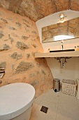 Designerbad im renovierten Rustiko mit Natursteinwand