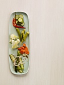Mixed Pickles auf länglicher Servierplatte (Aufsicht)