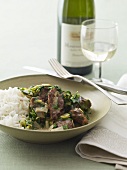 Rindfleisch mit Blattgemüse und Reis, Weißwein