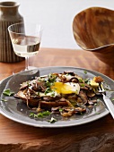 Toast mit Champignons und Spiegelei