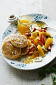 Pancakes mit Fruchtsalat und Mangosauce