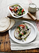 Fladenbrote mit griechischem Hähnchensalat