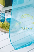 Blauer transparenter Vorhang mit Pailletten-Fischen bestickt als Raumteiler