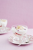 Vanille-Fool mit Himbeeren und Mandelblättchen