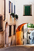 Romantische Gasse in einem toskanischen Dorf