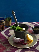 Stillleben mit Zwiebel, Knoblauch, Kräutern und Zitrone (Marokko)