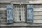 Altes Holzhaus mit Fenster und Fensterläden (Das älteste Schulgebäude aus Holz in den USA)