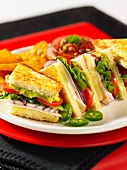 Gegrillte Sandwich-Ecken mit Hähnchenbrust und Guacamole, dazu Tortillachips und Salsa