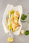 White asparagus and prawns cooked in paper