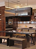 Moderner Esstisch und Sitzbänke aus dunklem Holz in moderner Küche