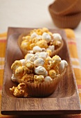 Popcorn mit Karamell und Käse in Papierförmchen
