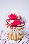 Cupcake mit roten Lippen und Zuckerherzen zum Valentinstag