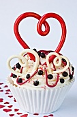 Cupcake mit Herzdeko zum Valentinstag