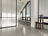 Schiebeelement aus Glas und antiker Stuhl auf poliertem Steinboden in moderner Dachwohnung