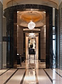 Rundes Foyer mit aufwendiger Marmorverkleidung in postmodernem Wohnhaus