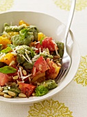 Gemischter Salat mit Avocado und Basilikum