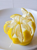 Eine Zitrone blumenförmig eingeschnitten