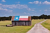 Scheune mit aufgemalter Texas-Flagge am Dach