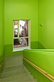 Grün gestrichenes Treppenhaus in einer Schule