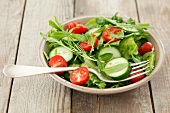 Rocket salad with cucumber, cherry tomatoes and tarragon