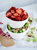 Erdbeeren und Rhabarberstücke