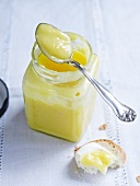 Lemon Curd im Glas und auf Brot