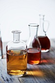 Verschiedene Essigsorten in Glasflaschen