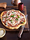 Rustikale Pizza mit frischem Basilikum