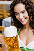 Junge Frau hält eine Mass Bier