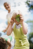 Frau mit zwei kleinen Mädchen im Garten