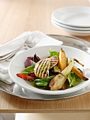 Grilled vegetables with spinach and halloumi