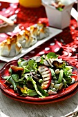 Salad leaves with peas and grilled peaches