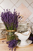 Lavendel und Geschirr