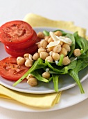 Spinatsalat mit Kichererbsen und Tomaten