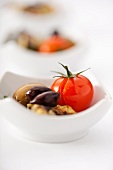 Antipasti (Tomaten, Zucchini, Oliven) im Schälchen