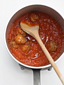 Sugo all'arrabbiata (Tomaten-Chili-Sauce mit Hackbällchen)
