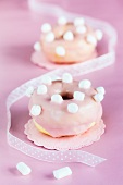 Gebackene Marshmallow-Doughnuts mit rosa Glasur