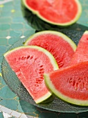 Wassermelonenspalten und halbe Wassermelone